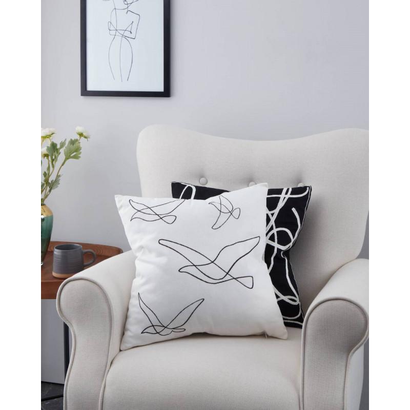 CHEVERY COJÍN BLANCO NEGRO 45x45 en ambiente